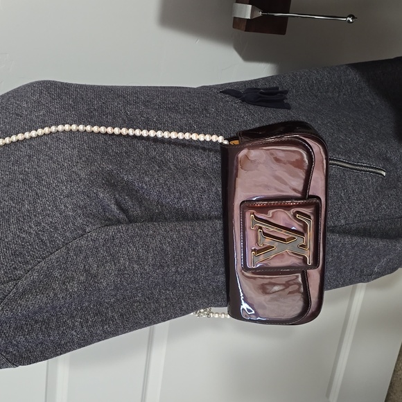 LOUIS VUITTON Sobe Wine red patent clutch bag - Picture 16 of 17